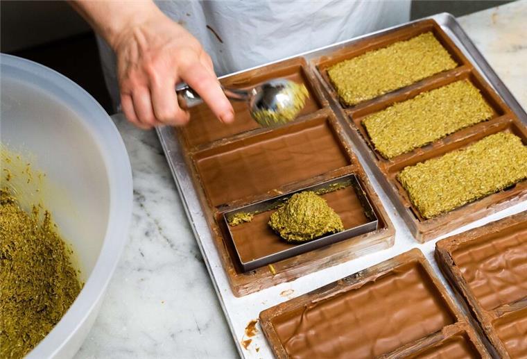 Dubai sein ist alles - oder? Was dieses Jahr angesagt war Trend Dubai-Schokolade: Tafeln werden mit einer Creme aus Pistazienmus und Engelshaar gefüllt. (Archivbild)