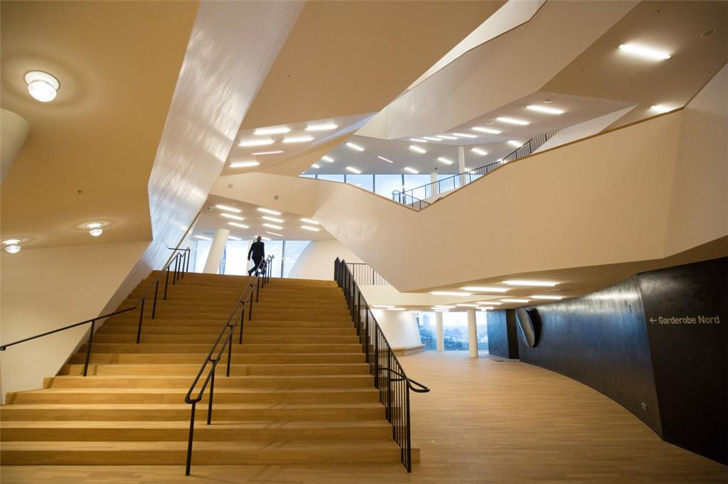 Treppen im Foyer um den Großen Saal.