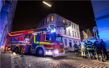 Treppenhausbrand in der Straße Auf den Sülten/Ecke Wasserweg. Einsatzkräfte von Feuerwehr und Polizei vor Ort sichern die Lage. 