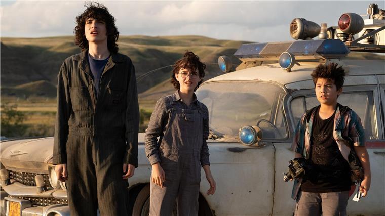 „Ghostbusters: Legacy“ im ZDF Trevor (Finn Wolfhard, l.), seine Schwester Phoebe (Mckenna Grace, M.) und Podcast (Logan Kim) in einer Szene aus „Ghostbusters: Legacy“