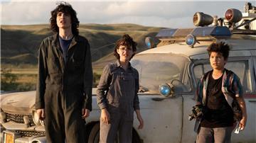 Trevor (Finn Wolfhard, l.), seine Schwester Phoebe (Mckenna Grace, M.) und Podcast (Logan Kim) in einer Szene aus „Ghostbusters: Legacy“