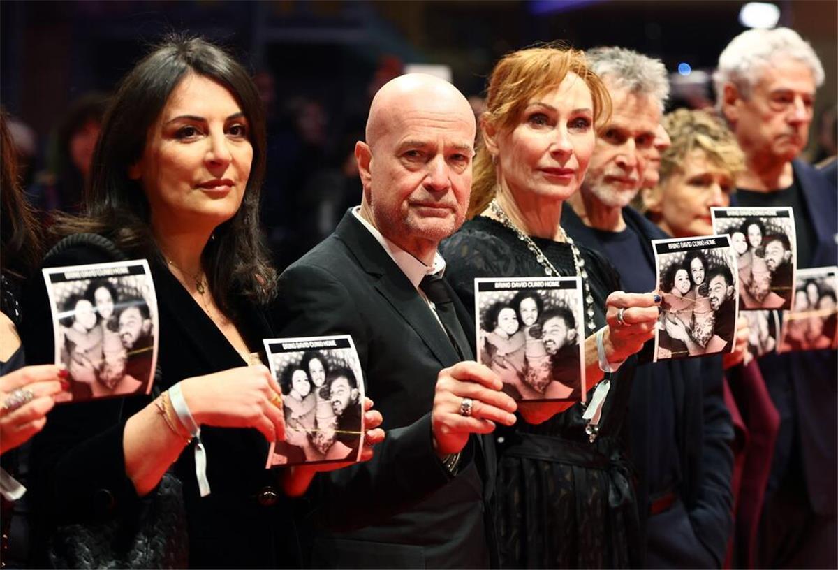 Ermittlungen nach „Völkermord“-Aussage bei Berlinale Tricia Tuttle (2.v.r.) beteiligte sich bei der Eröffnungsgala an einer Aktion auf dem roten Teppich, um auf die israelische Geisel David Cunio aufmerksam zu machen. (Archivbild)