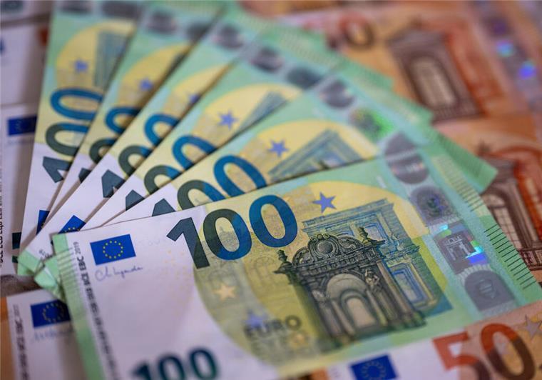 Geldscheine mit dem Wert von 100 und 50 Euro liegen auf einem Tisch. Trickbetrüger schlagen wieder zu: Eine Seniorin wurde Opfer falscher Polizisten, die sie überzeugten, ihr Erspartes zur Überprüfung abzuheben und am Gartenzaun zu deponieren.
