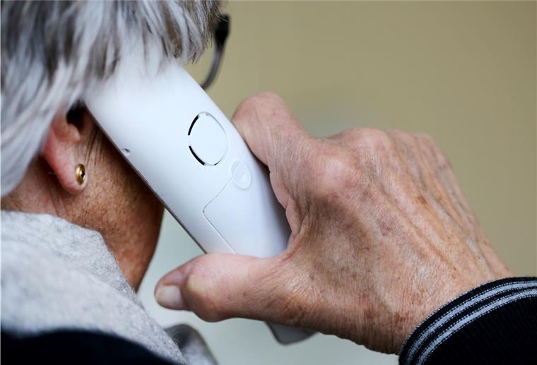 Trickbetrüger im Cuxland unterwegs - Ihre Zielscheibe: Senioren Eine ältere Frau telefoniert.