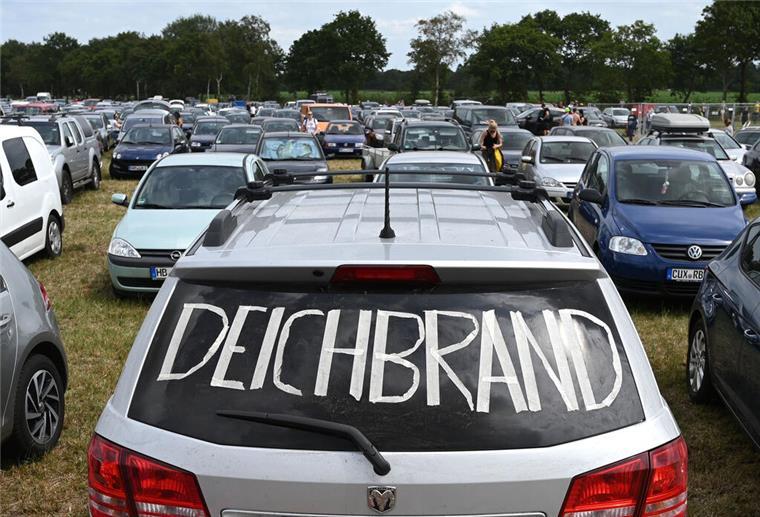 Die besten Tipps zur Anreise zum Deichbrand-Festival «Deichbrand» steht auf der Heckscheibe eines Autos, das auf dem Parkplatz des Festival Deichbrand steht.