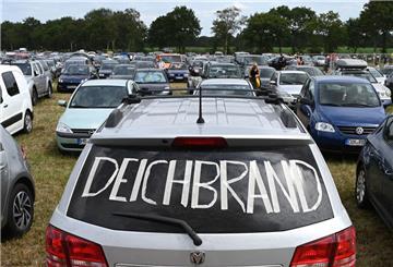 «Deichbrand» steht auf der Heckscheibe eines Autos, das auf dem Parkplatz des Festival Deichbrand steht.