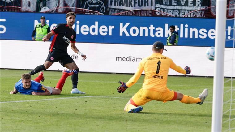 4:2 in Kiel: Frankfurt ist jetzt Bayern-Jäger Trifft auch in Kiel: Frankfurts Stürmer Omar Marmoush.
