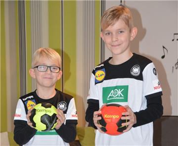Trikot und Handball sitzen schon. Am 19. Januar dürfen Ben (links) und Nick Franke aus Sievern als Spalierkinder zur Handball-Weltmeisterschaft fahren.  