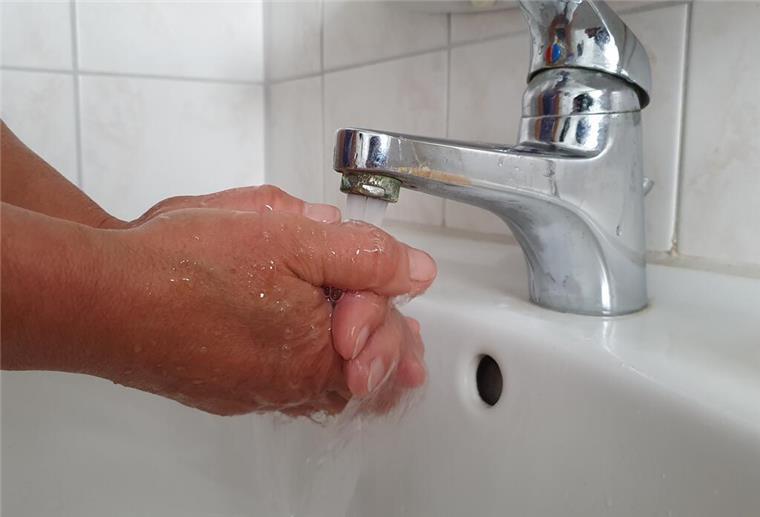 Cuxland: Wasser und Abwasser werden teurer Hände werden unter laufendem Wasser aus einem Wasserhahn gewaschen