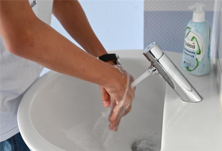 Im nördlichen Cuxland wird das Trinkwasser teurer Händewaschen am Waschbecken