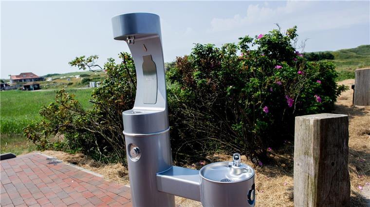 Trinkwasserbrunnen und ein Mehrwegbechersystem sollen helfen, Plastikmüll zu vermeiden.