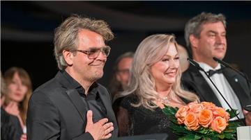 „Tristan“-Regisseur Arnarsson, Festivalchefin Wagner, Ministerpräsident Söder (l-r). (Archivbild)