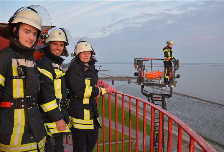 Tristan Schröder, Damian Siegel und Gudula Thevißen (von links) erwarten in 34,50 Meter Höhe den Rettungskorb mit Drehleitermaschinist Tobias Bühring.