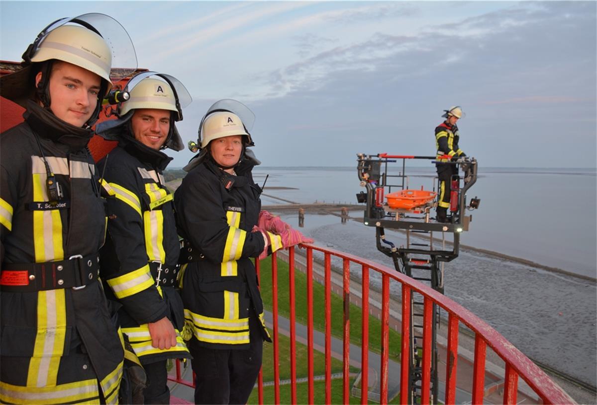 Tristan Schröder, Damian Siegel und Gudula Thevißen (von links) erwarten in 34,50 Meter Höhe den Rettungskorb mit Drehleitermaschinist Tobias Bühring.