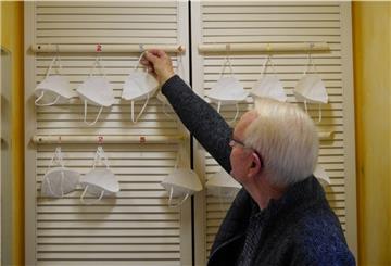Trocknen und wiederverwenden: Die Halterung für die Masken, eine Idee von Volker Bruns, lässt sich einfach nachbauen.