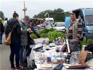 Trödelmarkt beim Hafenfest in Sandstedt: Die Besucher durften sich über Schnäppc...