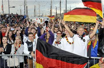 Tröten, Trikots und Konfetti: So hoch schlugen die Wogen beim Public Viewing auf der Havenplaza bei der Europameisterschaft 2012.