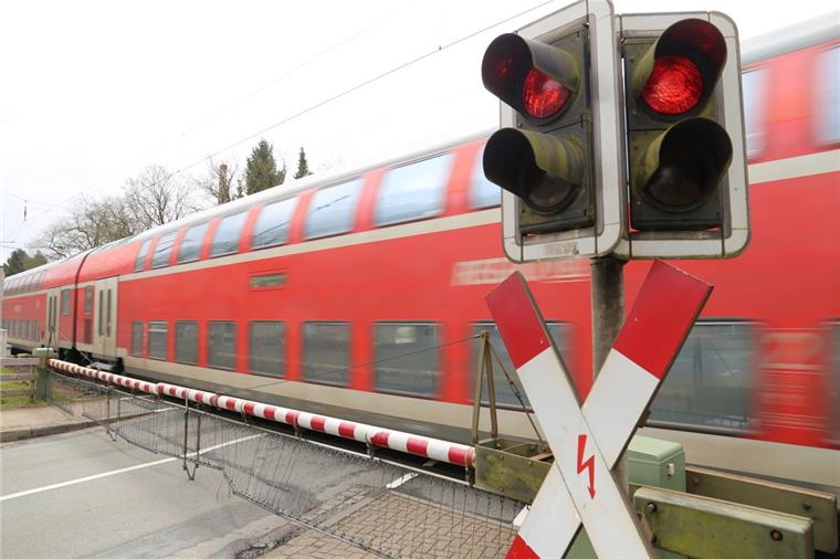 Trog am Bahnhof oder eine Umgehungsstraße mit einer Brücke? Und soll überhaupt gebaut werden? Die Diskussion in Lunestedt geht weiter