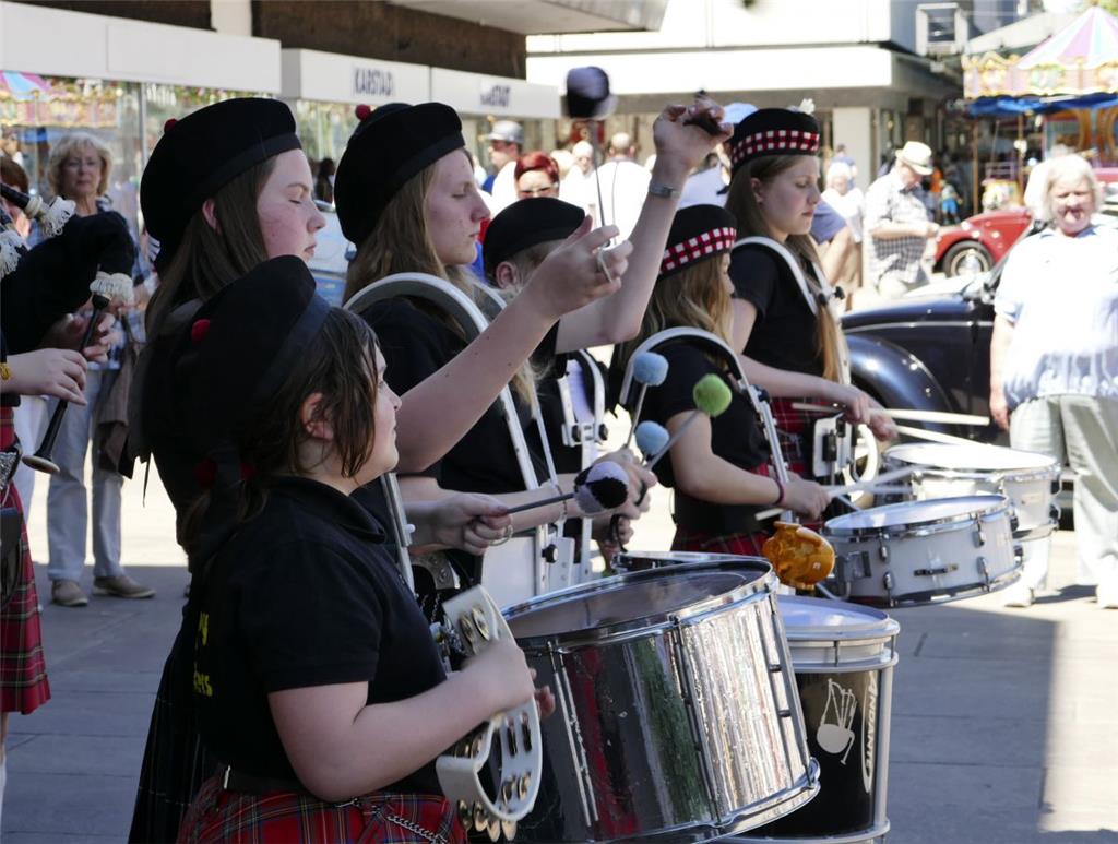 Trommeln zur Dudelsackmusik. - Foto: Scheschonka