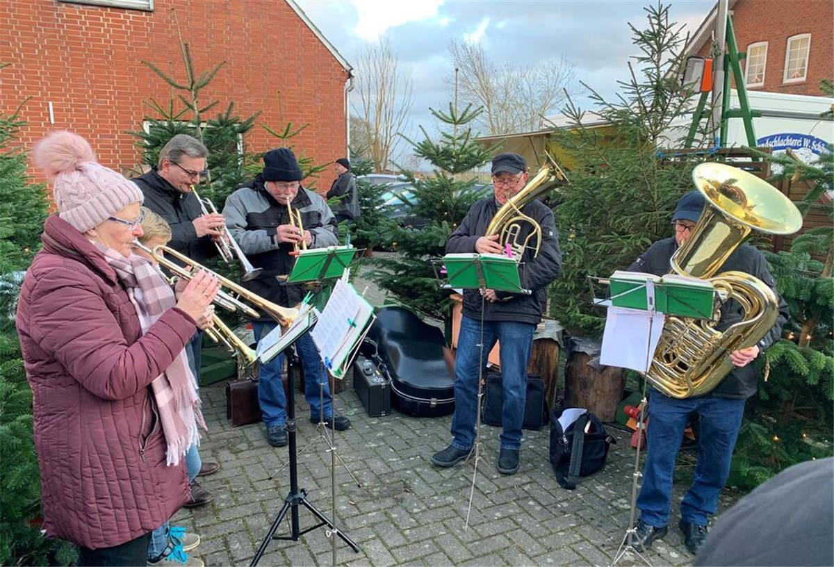 Weihnachtsmarkt in Büttel am 17. Dezember Trompeter auf dem Weihnachtsmarkt.