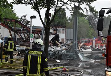 Trotz aller Bemühungen der Feuerwehren konnte die DRK-Kita nicht vor den Flammen gerettet werden. Jetzt steht die Frage nach der Brandursache im Fokus der polizeilichen Ermittlungen.
