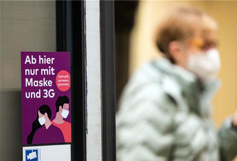 Trotz Corona-Lockerung: Mehrzahl der Bürger setzt weiter auf Masken.