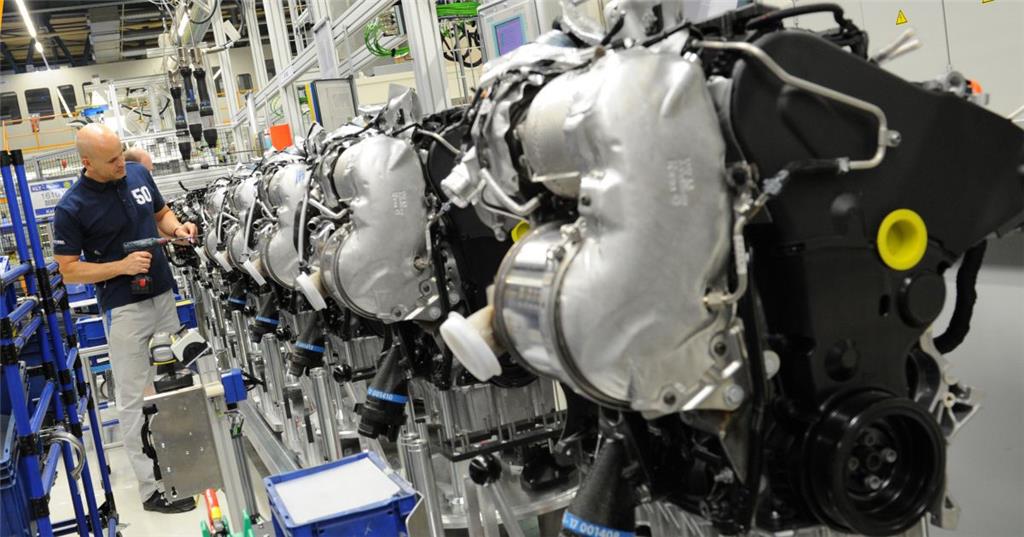 Trotz der Abgas-Affäre bei Volkswagen können Ingenieure und Techniker ihren guten Ruf sogar noch verbessern. Sie rücken mit 86 Prozent auf Rang 8 vor. Die beiden Befragungsrunden - eine vor und eine nach Bekanntwerden des Skandals - hätten so gut wie keine Veränderungen im Vertrauenswert aufgezeigt: &quot;Der Abgasskandal einer Firma einer Branche kann dieses Vertrauen nicht erschüttern&quot;, kommentiert Raimund Wildner, Geschäftsführer des GfK-Vereins. Außerdem werde das Versagen eher dem Management als den Ingenieuren zugeschrieben, fügt Kleemann hinzu. Generell komme dem Ruf von Ingenieuren auch zugute, dass es von ihnen immer zu wenige gebe.
