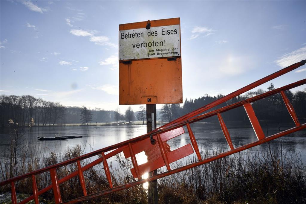 Trotz der Eisschicht auf dem Bootsteich ist das Betreten der Eisfläche noch verb...