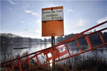 Trotz der Eisschicht auf dem Bootsteich ist das Betreten der Eisfläche noch verb...