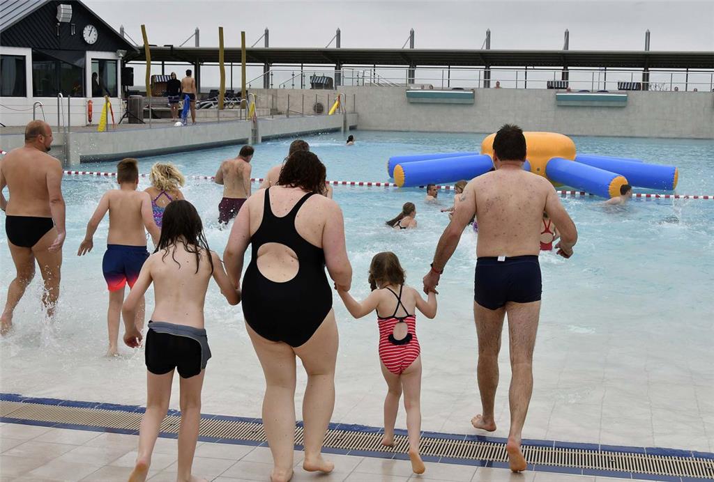 Trotz des kühlen Wetters nutzen viele Familien die Gelegenheit, um 13 Uhr ins Wa...