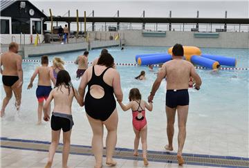 Trotz des kühlen Wetters nutzen viele Familien die Gelegenheit, um 13 Uhr ins Wa...