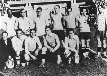 Trotz des Übergewichts ihres Torhüters verlor die jugoslawische Fußball-Nationalmannschaft bei der WM 1930 erst im Halbfinale an der hier abgebildeten Mannschaft aus Uruguay.