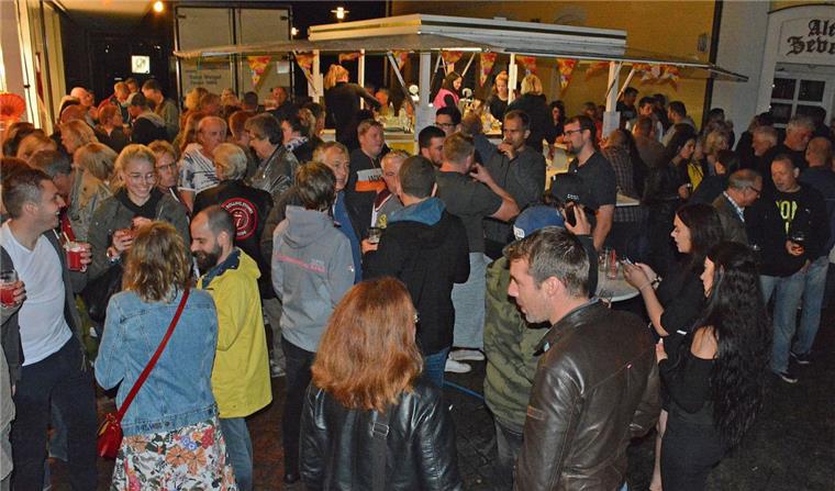 Trotz des wenig sommerlichen Wetters in Zeven kamen am Abend noch viele Besucher zum Sommerfest an der Welle. 
