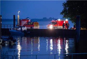Trotz Dunkelheit stehen Einsatzkräfte am Anleger und suchen weiter nach dem vermissten Mädchen.