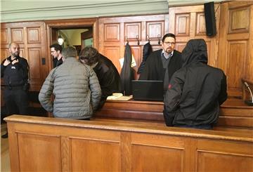 Trotz einer Verurteilung wegen Widerstands gegen Polizisten droht den angeklagten Brüdern keine Abschiebung.