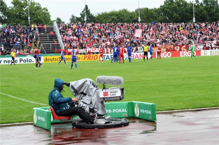 So viel Geld bleibt beim Leher TS nach dem DFB-Pokalspiel über Trotz eines ausverkauften Nordseestadions hat LTS mit dem Pokalhit gegen Köln keinen Reibach gemacht.