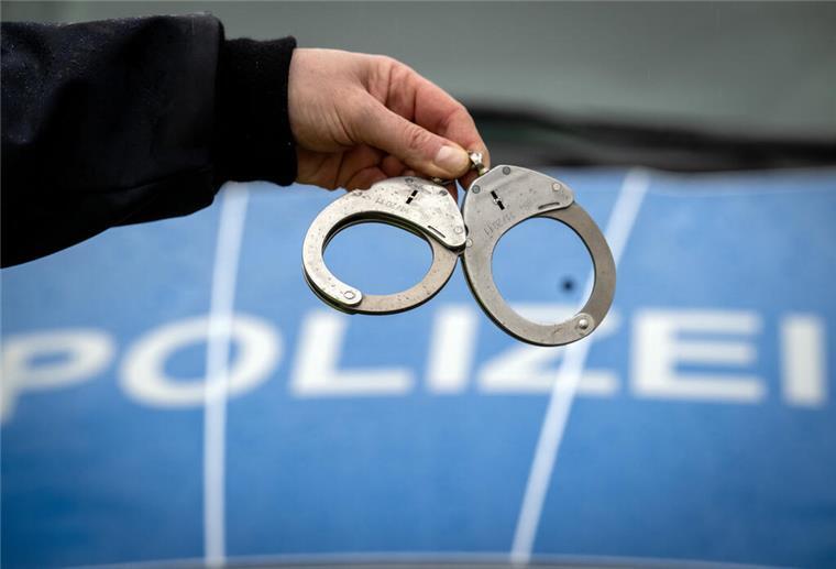 Verfolgungsjagd in Bremerhaven: Polizei fasst mutmaßlichen Drogendealer nach Fluchtversuch Handschellen