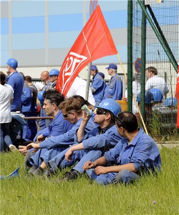 Trotz guten Wetters haben sich viele der Arbeiter am Fischerhafen versammelt.