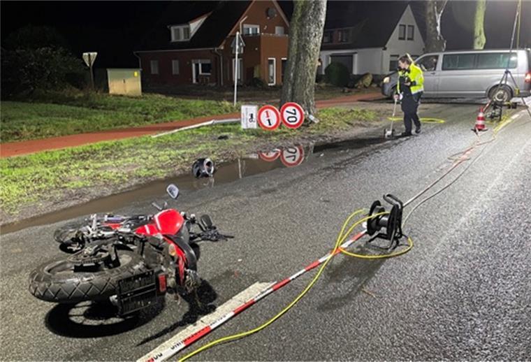 Trotz Helm verunglückte ein Jugendlicher mit seinem Motorrad tödlich.
