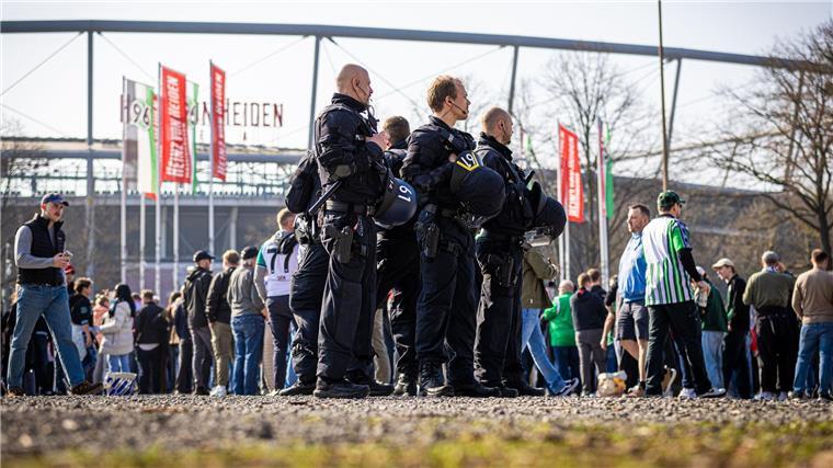 Nach Niedersachsen-Derby: CDU will personalisierte Tickets Trotz hoher Polizeipräsenz kam es beim Derby zwischen Hannover 96 und Eintracht Braunschweig erneut zu Zwischenfällen. (Archivbild)