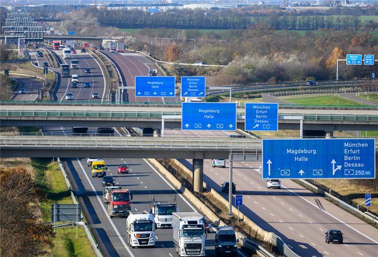 Brauchen wir ein Tempolimit? Das sagt die aktuelle Unfallstatistik Autos und Lkws auf einer Autobahn.