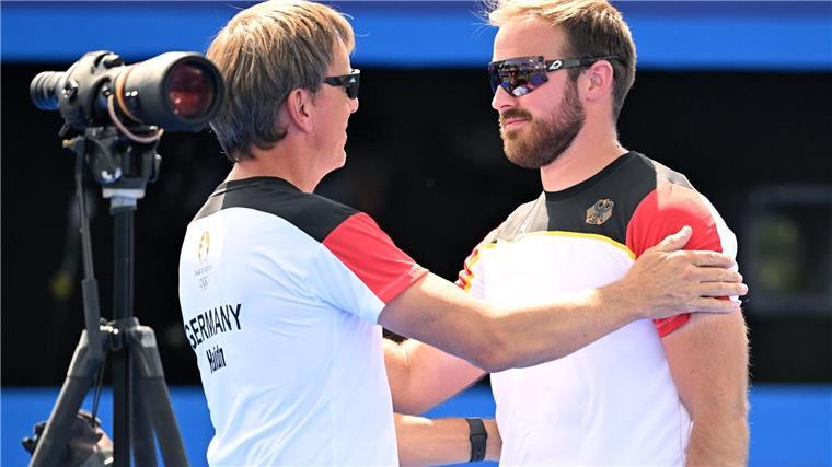 Bogenschütze Unruh verpasst Bronze bei Olympia - „Zufrieden“ Trotz Platz vier sind Bogenschütze Florian Unruh (rechts) und Trainer Oliver Haidn zufrieden.