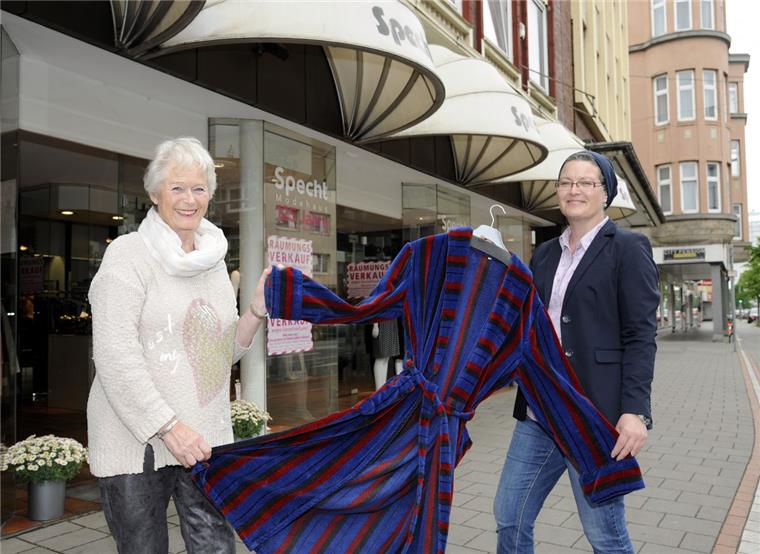 Trotz Schließung haben sie ihr lachen nicht verloren: Inhaberin Nicole Schüßler (rechts) und Mutter Gerda Specht vom Modehaus Specht.