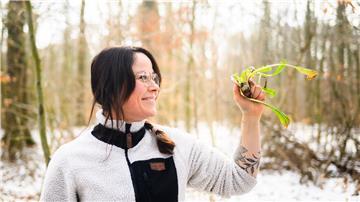 Trotz Schnee findet Jennifer Engelbrecht im Klosterwald Loccum allerlei Essbares.