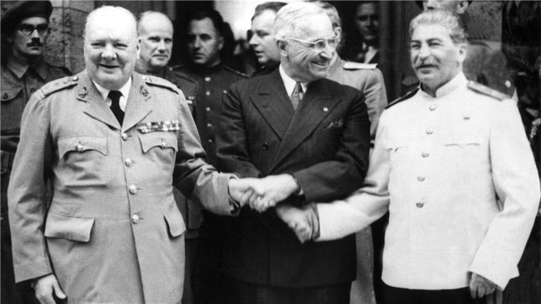 Trotz seines Erfolgs im Weltkrieg wurde Churchill (l.) kurz nach Kriegsende abgewählt. (Archivbild)