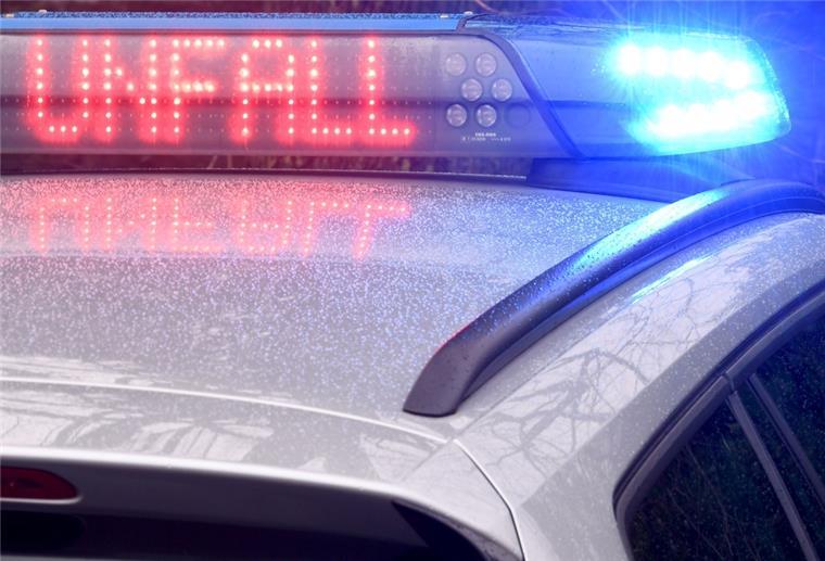 Die Leuchtschrift «Unfall» ist auf dem Dach eines Streifenwagens der Polizei zu sehen.