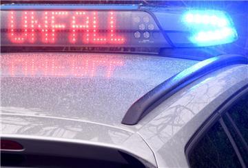 Die Leuchtschrift «Unfall» ist auf dem Dach eines Streifenwagens der Polizei zu sehen.