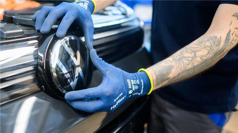 VW-Mitarbeiter erhalten Prämie noch einmal ungekürzt Trotz Sparkurs des Konzerns können sie in diesem Jahr noch einmal mit einem ungekürzten Bonus rechnen. (Archivbild)