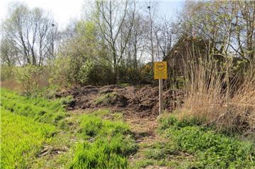 Trotz Verbotsschild: Bereits einige Wochen nachdem die Gemeinde illegale Abfallhaufen beseitigt und Schilder aufgestellt hat, sind wieder Gartenabfälle zu finden.