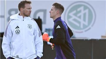 Trotz Verletzung: Julian Nagelsmann (l) bekennt sich zu Marc-André ter Stegen als DFB-Torwart Nummer eins. 